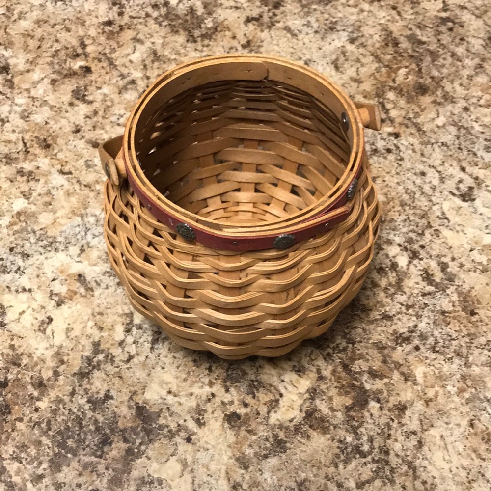 Adorable tiny Longaberger basket; circa 2004.